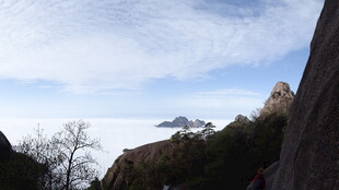 山间云海中的秀丽景致