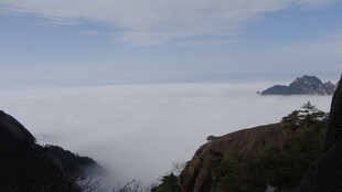 云海环绕的壮丽山景