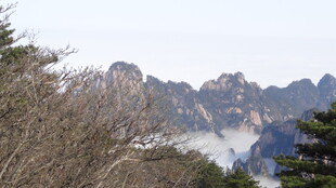 云雾缭绕的壮美山峦