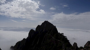 巍峨山峰云海间