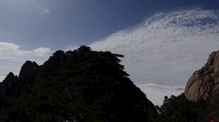 巍峨山峦与天际流云