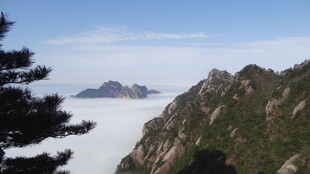 黄山云海中的壮美山峦