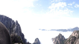 巍峨群山云海壮丽景观