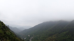 山间云雾缭绕的秀丽景致