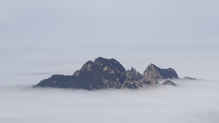 云海中的巍峨山峰