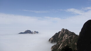 云海中的巍峨山峰