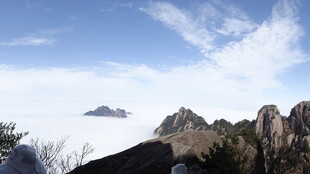 高山云海间的壮美景观