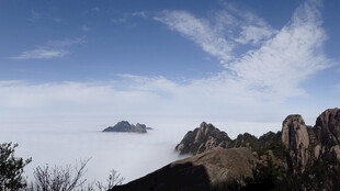 云海中的山峦美景