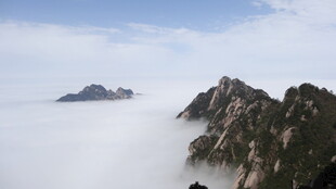云海中的巍峨山峰