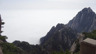 巍峨峻峭的壮丽山峰