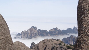 云雾缭绕的壮美山景