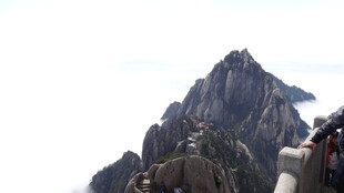 巍峨险峻的壮丽山峰