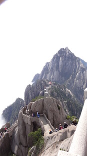 巍峨山峰上的攀登者