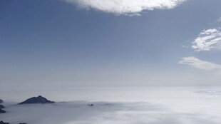 云海之上的山景奇观