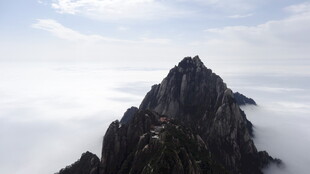 云海中的巍峨山峰