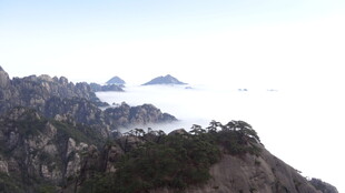 黄山云海中的山峦美景