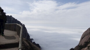 山巅观景台俯瞰云海奇景