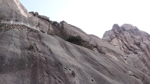 陡峭嶙峋的壮美山景