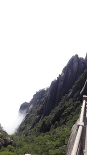 山间栈道 领略自然之美