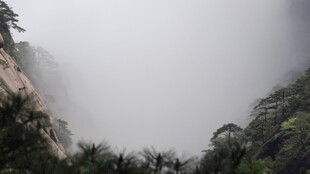 云雾缭绕的山间景色