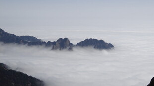 云海中的壮丽山峦