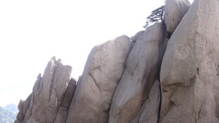 巍峨嶙峋的壮观岩石山峰