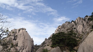 峻峭山峰与蓝天白云