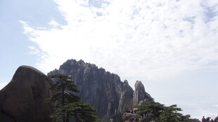 巍峨山峰与蓝天白云景色