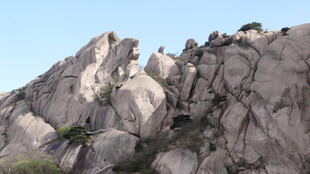 巍峨嶙峋的壮丽山石景观