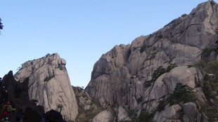 巍峨嶙峋的壮丽山石景观