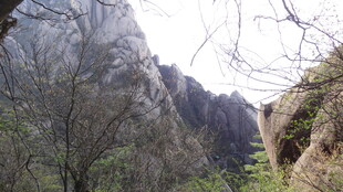 巍峨山景 山间绿意初显