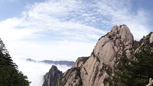 巍峨山峰云雾缭绕美景