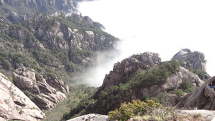 山间云雾缭绕的壮美景色