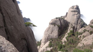 奇特嶙峋的山间岩石景观