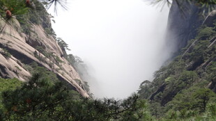 山间云雾缭绕的壮丽峡谷