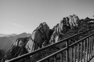 山间铁栏旁的嶙峋奇峰