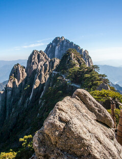 巍峨峻峭的壮丽山峰景观