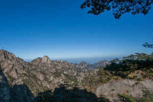 壮丽山景 蓝天映衬奇峰