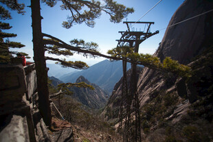 山间栈道 领略自然之美