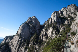 巍峨险峻的壮丽山峰