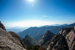 巍峨高山壮丽蓝天美景