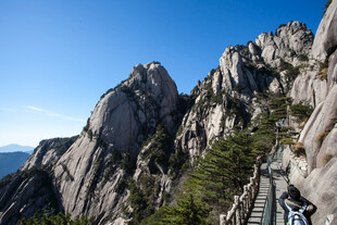 黄山奇峰栈道壮美景观