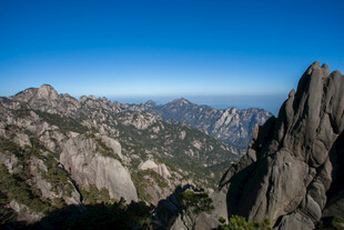 壮丽山景 巍峨奇峰入云端