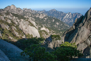 壮丽山景 绿意点缀奇峰