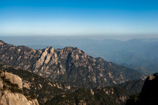 壮丽山景 蓝天映衬巍峨峰