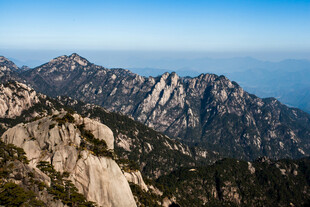 壮丽山景 巍峨群山入云端