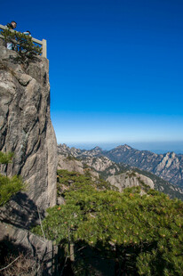 悬崖观景台俯瞰壮丽山景