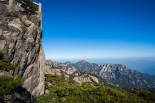 巍峨山峰壮丽自然景观