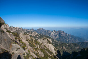 巍峨群山蓝天美景
