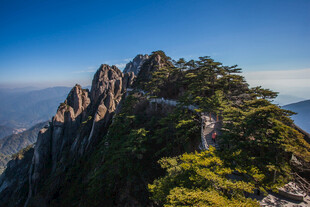 巍峨山峰绿意点缀